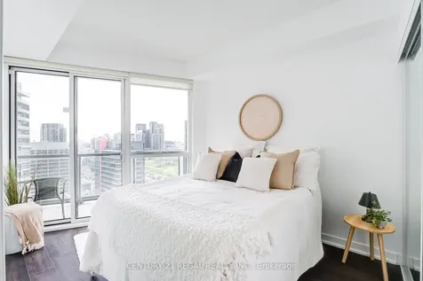 20 Bruyeres Mews Toronto ON M5V 0G8
