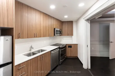 20 Bruyeres Mews Toronto ON M5V 0G8