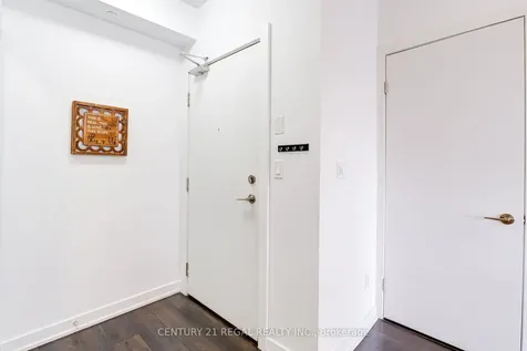 20 Bruyeres Mews Toronto ON M5V 0G8