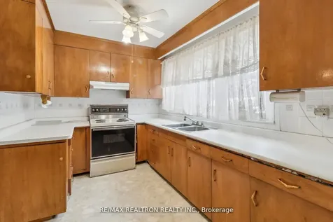 139 Yorkview Drive Toronto ON M2R 1K2
