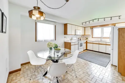 32 Madawaska Avenue Toronto ON M2M 2P9