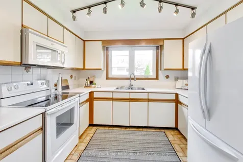 32 Madawaska Avenue Toronto ON M2M 2P9