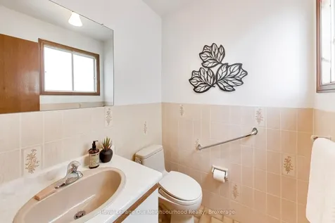 32 Madawaska Avenue Toronto ON M2M 2P9