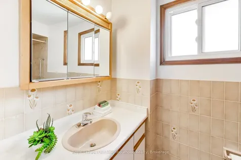 32 Madawaska Avenue Toronto ON M2M 2P9