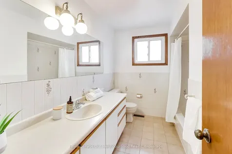 32 Madawaska Avenue Toronto ON M2M 2P9