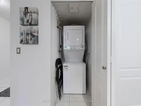 17 Barberry Place Toronto ON M2K 3E2