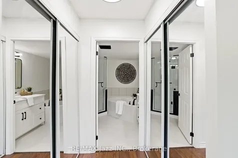 16 Dallimore Circle Toronto ON M3C 4C4