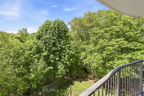 16 Dallimore Circle Toronto ON M3C 4C4