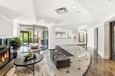 16 Dallimore Circle Toronto ON M3C 4C4