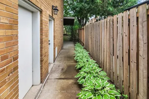 21 Barksdale Avenue Toronto ON M3H 4S4