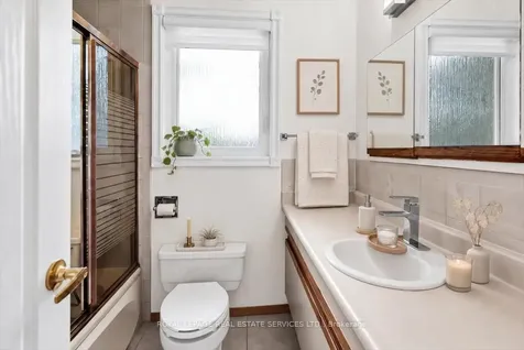 21 Barksdale Avenue Toronto ON M3H 4S4