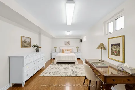 14 Manorpark Court Toronto ON M2J 1A2