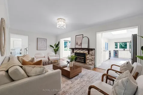 14 Manorpark Court Toronto ON M2J 1A2