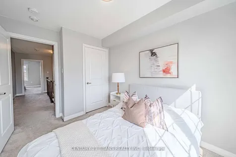 506 Rossland Road W Ajax ON L1T 0N5