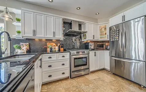 32 Farrow Crescent Ajax ON L1S 4W6