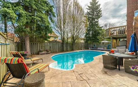 32 Farrow Crescent Ajax ON L1S 4W6