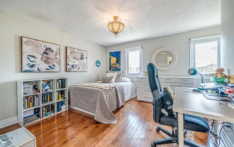 32 Farrow Crescent Ajax ON L1S 4W6