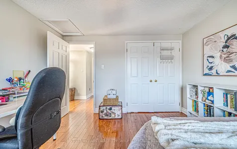 32 Farrow Crescent Ajax ON L1S 4W6