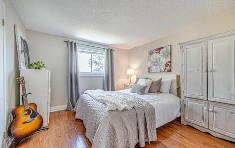 32 Farrow Crescent Ajax ON L1S 4W6