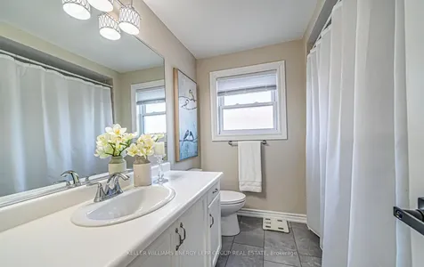 32 Farrow Crescent Ajax ON L1S 4W6