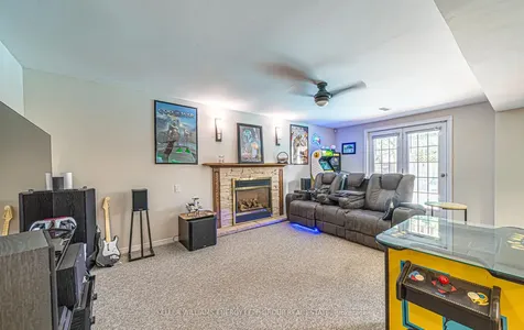 32 Farrow Crescent Ajax ON L1S 4W6