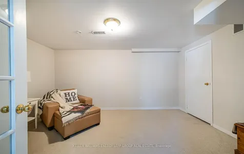 32 Farrow Crescent Ajax ON L1S 4W6