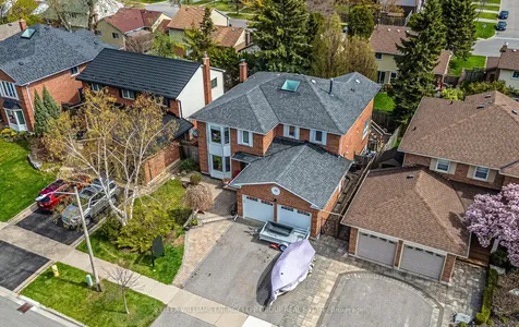 32 Farrow Crescent Ajax ON L1S 4W6