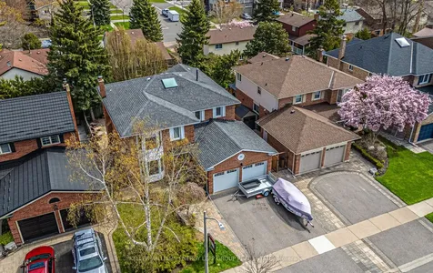 32 Farrow Crescent Ajax ON L1S 4W6