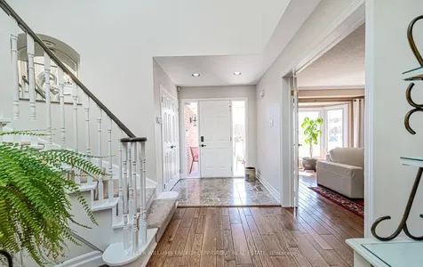 32 Farrow Crescent Ajax ON L1S 4W6