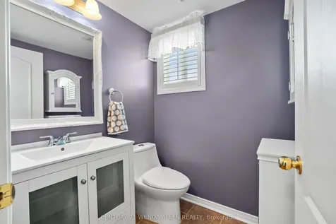 9 Rosemeadow Crescent Clarington ON L1B 1R3