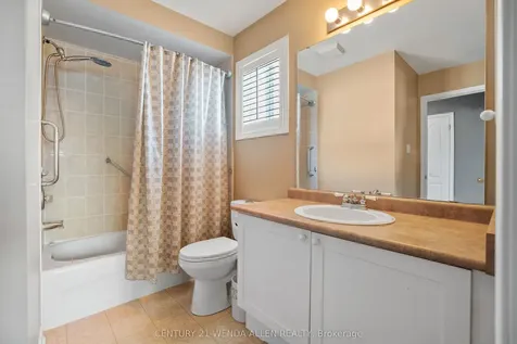 9 Rosemeadow Crescent Clarington ON L1B 1R3