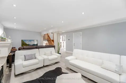 574 Antigua Crescent Oshawa ON L1J 6B4