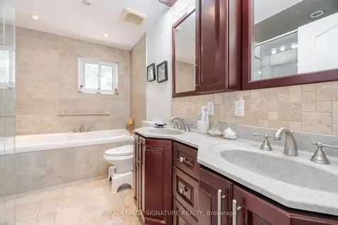 574 Antigua Crescent Oshawa ON L1J 6B4