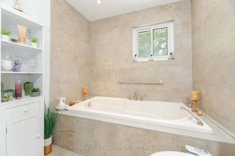 574 Antigua Crescent Oshawa ON L1J 6B4
