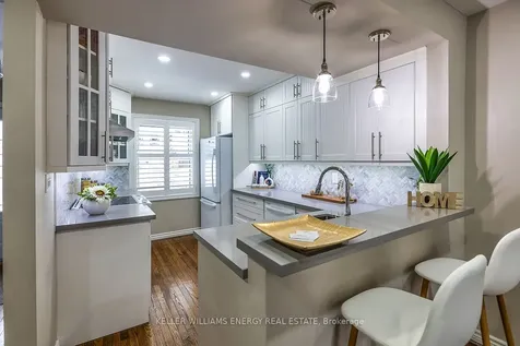 320 Homestead Drive Oshawa ON L1J 6V1