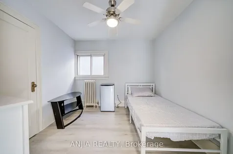 7 Linnsmore Crescent Toronto ON M4J 4J5