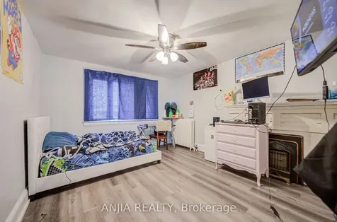 7 Linnsmore Crescent Toronto ON M4J 4J5