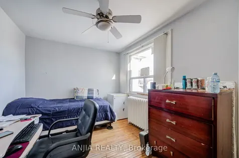 7 Linnsmore Crescent Toronto ON M4J 4J5