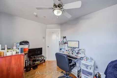 7 Linnsmore Crescent Toronto ON M4J 4J5