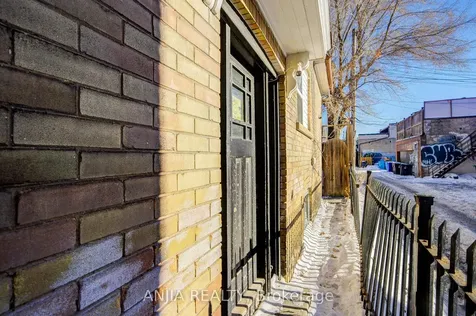 7 Linnsmore Crescent Toronto ON M4J 4J5