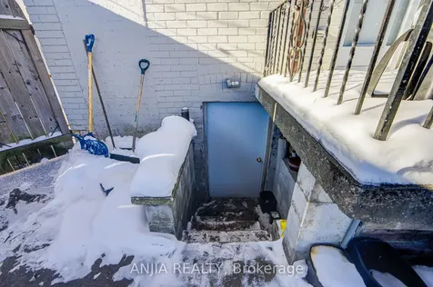 7 Linnsmore Crescent Toronto ON M4J 4J5
