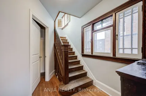 7 Linnsmore Crescent Toronto ON M4J 4J5