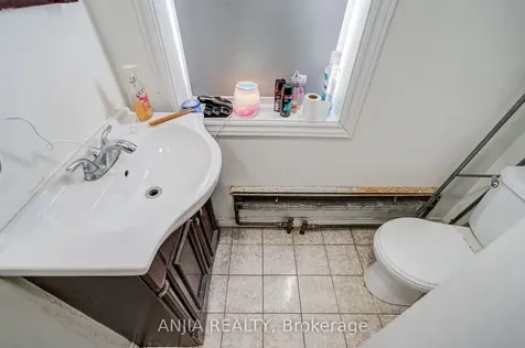 7 Linnsmore Crescent Toronto ON M4J 4J5