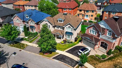 19 Ballgrove Crescent Ajax ON L1T 4Z3