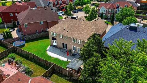 19 Ballgrove Crescent Ajax ON L1T 4Z3