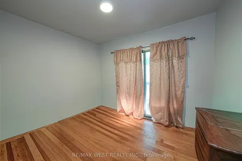812 Kennedy Road Toronto ON M1K 2C8
