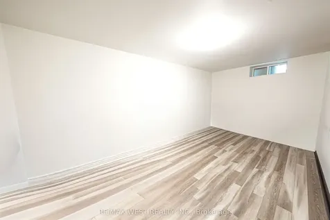 812 Kennedy Road Toronto ON M1K 2C8
