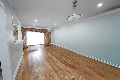 812 Kennedy Road Toronto ON M1K 2C8