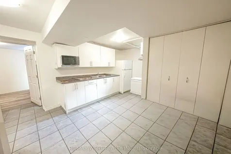 812 Kennedy Road Toronto ON M1K 2C8