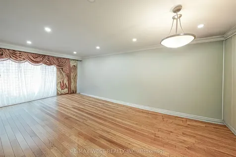 812 Kennedy Road Toronto ON M1K 2C8